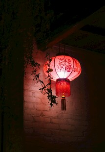 夜间红灯笼照亮砖墙