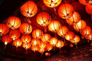 红灯笼营造喜庆氛围