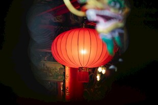 红灯笼点亮夜色