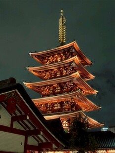 夜幕下的中式塔楼景观