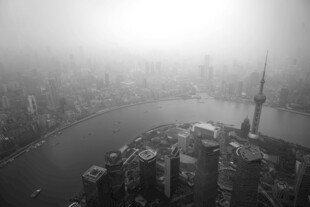 雾中上海城市天际线