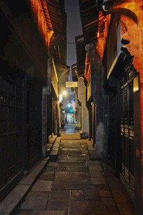 夜晚静谧的古老小巷
