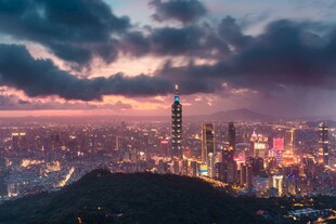 城市夜景璀璨灯火辉煌