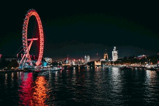 城市夜景中的璀璨摩天轮