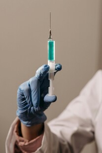 医护人员手持注射器