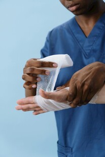 医护人员使用手部消毒喷雾