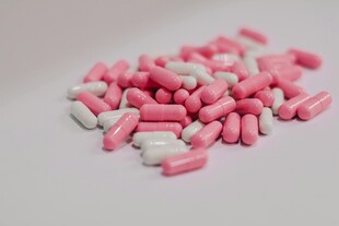 粉色白色胶囊堆在一起