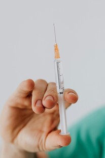 手持注射器特写
