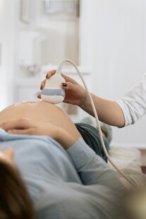 孕妇接受腹部超声检查