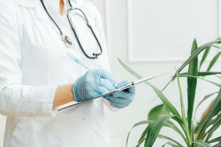 医生手持绿植查看手机
