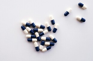散落的蓝白胶囊