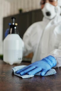 防疫人员进行清洁消毒