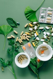绿植旁的多样药品与保健品