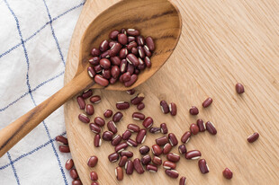 木勺中的红豆散落于桌