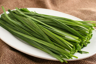 新鲜翠绿的一盘韭菜