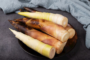 新鲜春笋摆放在黑色盘上