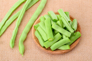 木碗中的鲜嫩青豆角