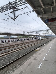 火车站台铁轨场景