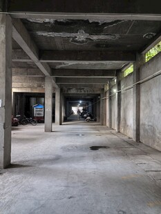 空旷废弃厂房内部场景