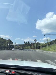 车内视角的公路行驶景象
