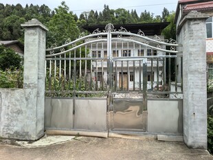 庭院大门与背后建筑景观