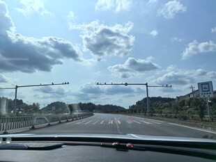 车内视角的道路风景