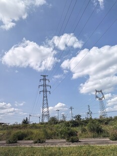 田野中的高压输电塔