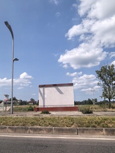 路边建筑与蓝天景观