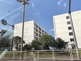 城市中的白色多层建筑