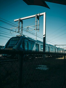 铁轨上的列车与架空线路