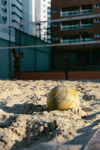 沙滩上的黄色球体