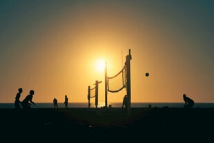 夕阳下的沙滩排球场景
