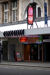 城市街边的特色店铺外观