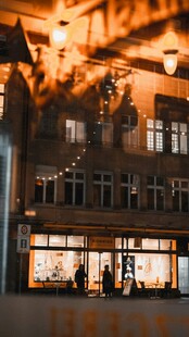 夜晚灯火通明的欧式建筑