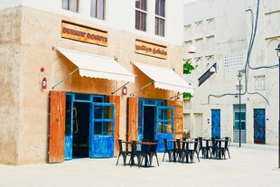 街边特色店铺户外休闲区
