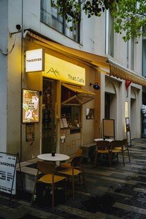 街边温馨的露天咖啡小店