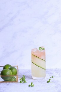 清新分层鸡尾酒配青柠