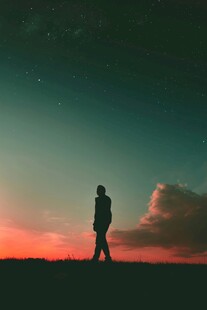 夕阳下的孤独行者