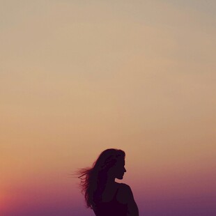 夕阳下的女性剪影
