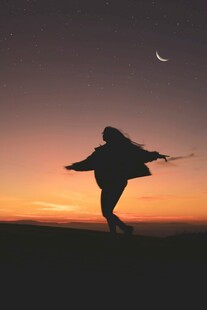 夕阳下舞者的曼妙剪影