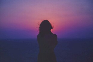 海边暮色中的孤独身影
