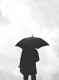 雨中撑伞独行者