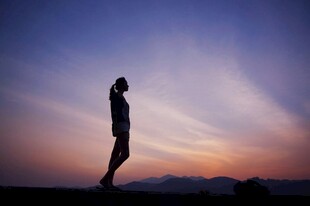 夕阳下的孤独舞者