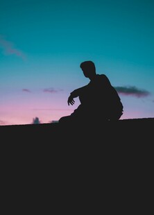 黄昏下的孤独身影