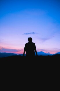 夕阳下的孤独身影