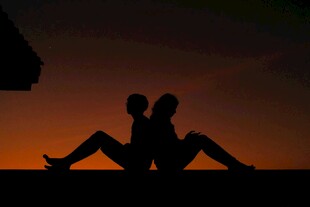 夕阳下情侣的浪漫剪影