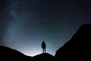 星空下的孤独身影