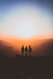 夕阳下的三人徒步剪影