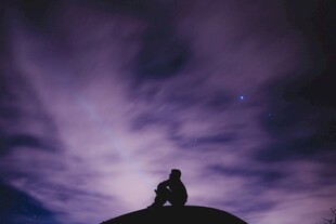 星空下的孤独身影