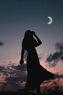月夜下的孤独女子剪影